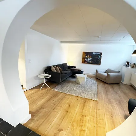 And Unique Basement With Parking * 欧登塞