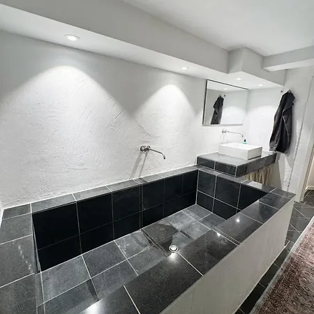 And Unique Basement With Parking * 欧登塞