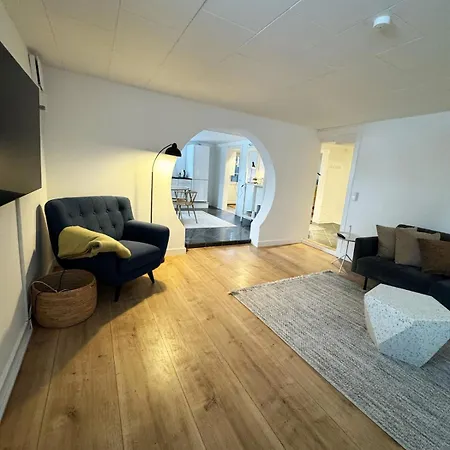 Lägenhet And Unique Basement With Parking