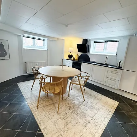 And Unique Basement With Parking * 欧登塞