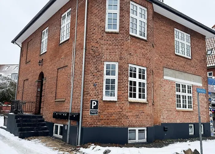 Lägenhet And Unique Basement With Parking *